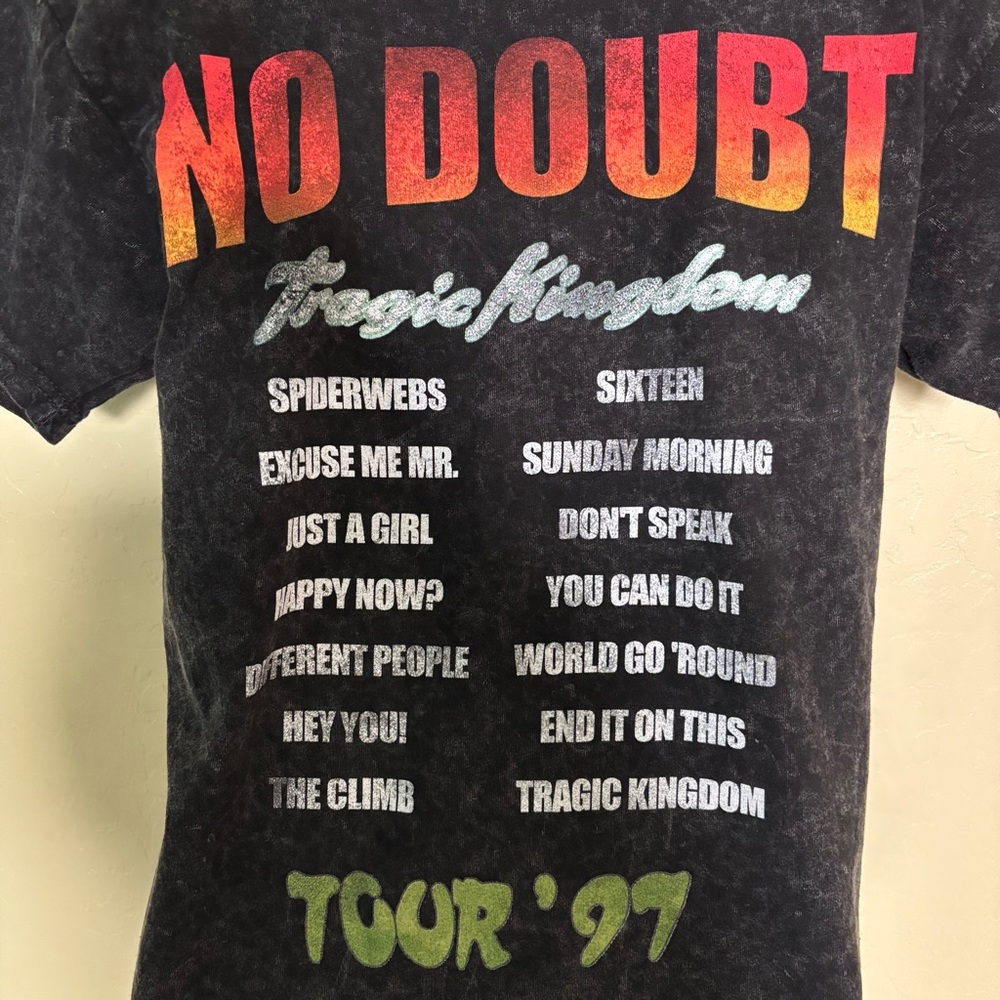 Urban Outfitters No Doubt Tragic Kingdom Tour '97 Graphic Acid Wash Tee Black - Picture 10 of 16